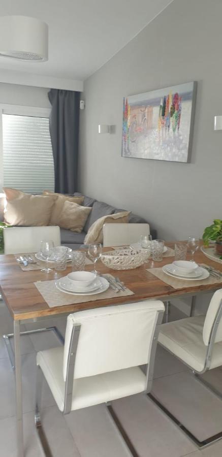 אדחה Luxury Apartment In Island Village מראה חיצוני תמונה
